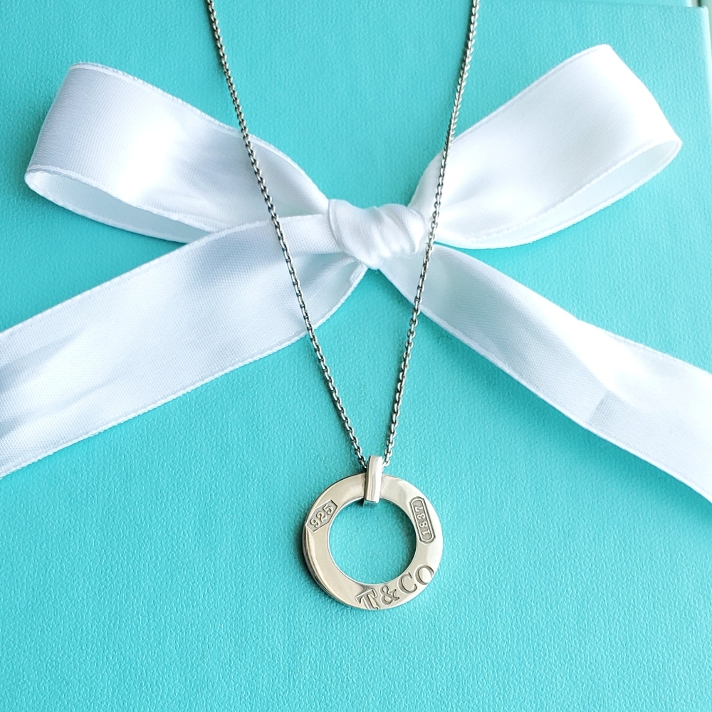 1837 round pendant necklace